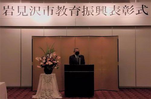 表彰の挨拶をしている様子の武内莞爾様の写真