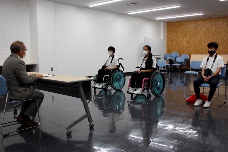 表現写真部の皆さんが教育長を訪問している様子の写真