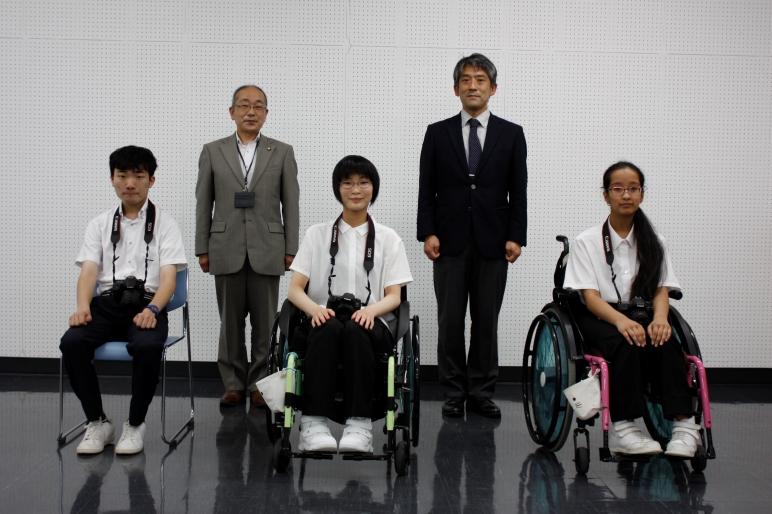 表現写真部の皆さんと教育長との集合写真