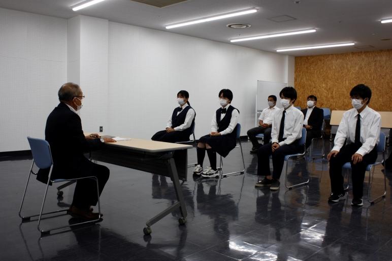 岩見沢緑陵高等学校の皆さんが教育長を訪問している様子の写真