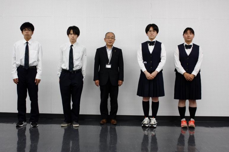岩見沢緑陵高等学校の皆さんが教育長の集合写真