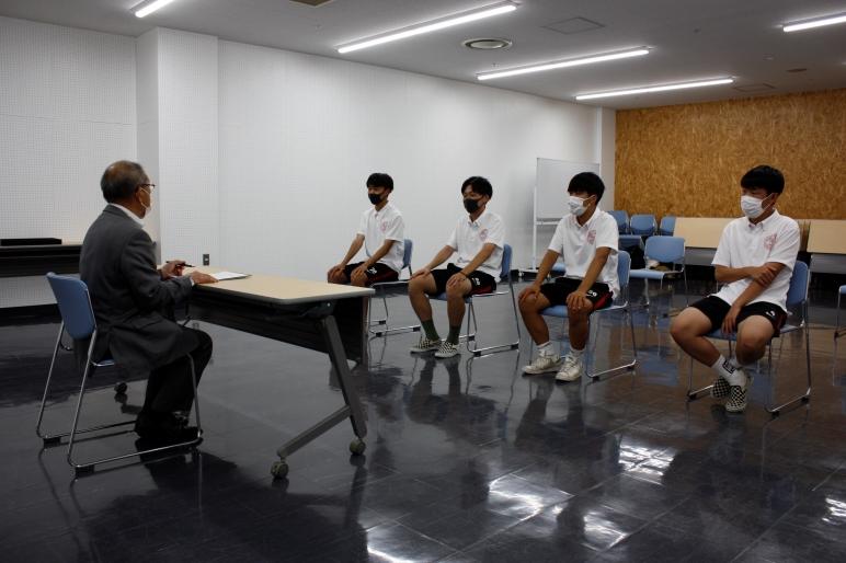 岩見沢農業高等学校サッカー部の皆さんが教育長を訪問している様子の写真