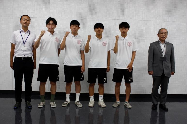 岩見沢農業高等学校サッカー部の皆さんと教育長の集合写真