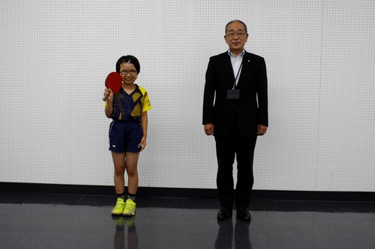岩見沢市立第一小学校3年生の森陽葵さんと教育長が並んで撮影している写真