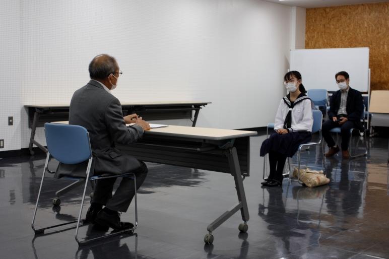 岩見沢市立豊中学校1年生の金澤緋彩さんが教育長を訪問している様子の写真