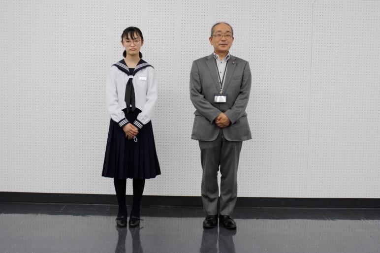 岩見沢市立豊中学校1年生の金澤緋彩さんと教育長が並んで撮影いる写真