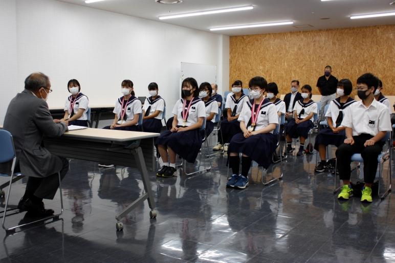全国大会に出場される岩見沢市立光陵中学校の皆さんが教育長を訪問している様子の写真