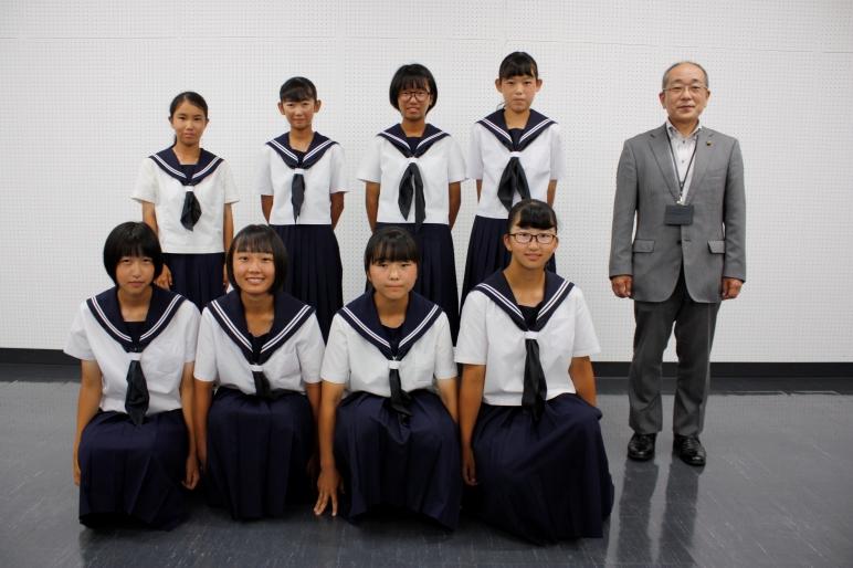 教育長と全国中学校ソフトテニス大会に出場した女子生徒の集合写真