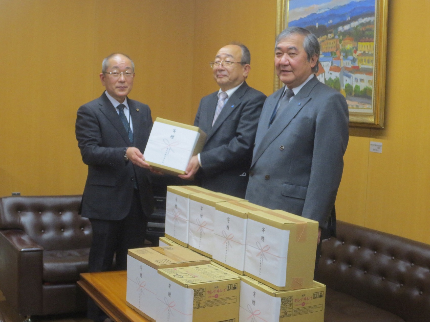 岩見沢地方法人会様からのハンドソープ・アルコール消毒液の寄贈の様子の写真