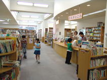 こどもたちが利用している図書館の様子の写真