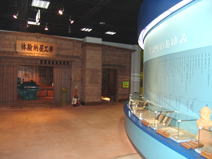 展示物がならぶ資料館の様子の写真