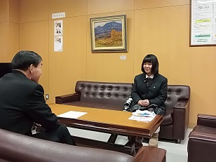 教育長を訪問した際の北海学園札幌高等学校2年鴇田真寿美さんがソファーに座ってお話を聞く姿の写真