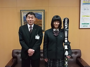教育長と北海学園札幌高等学校2年鴇田真寿美さんが横に並ぶ記念の写真