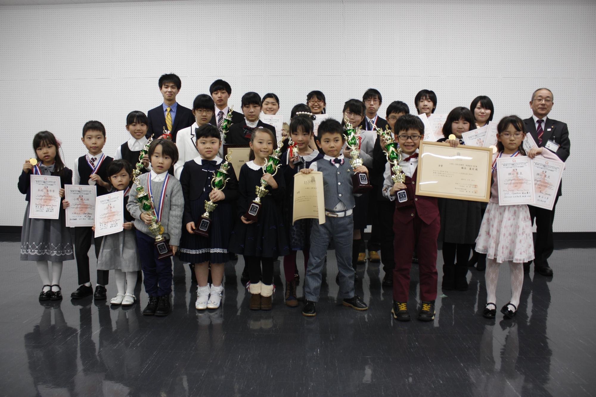標記大会へ出場し、受賞したみなさんの集合の写真