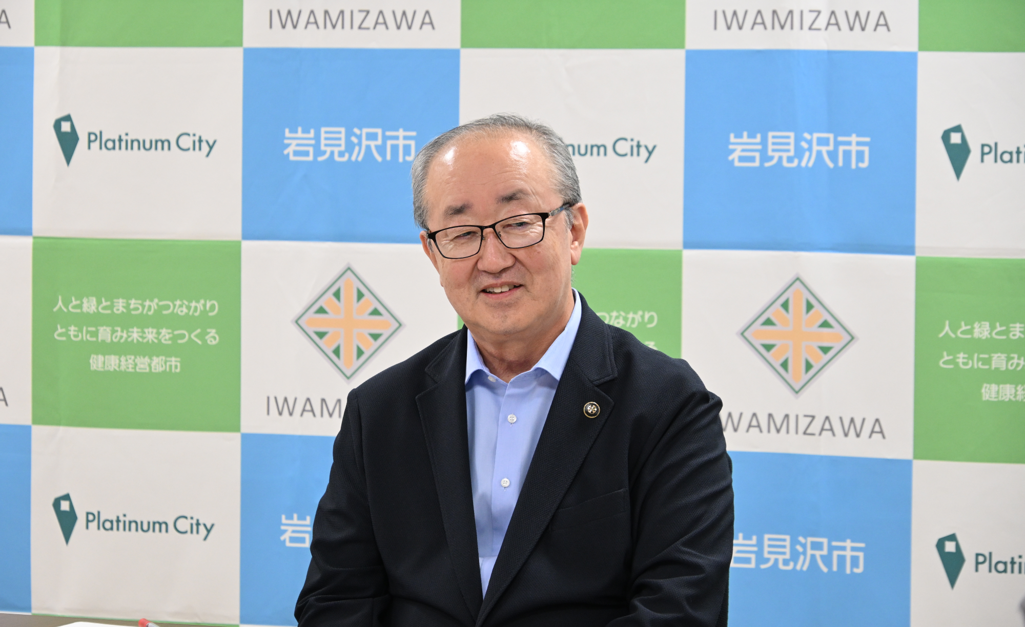 記者からの質問に答える松野市長