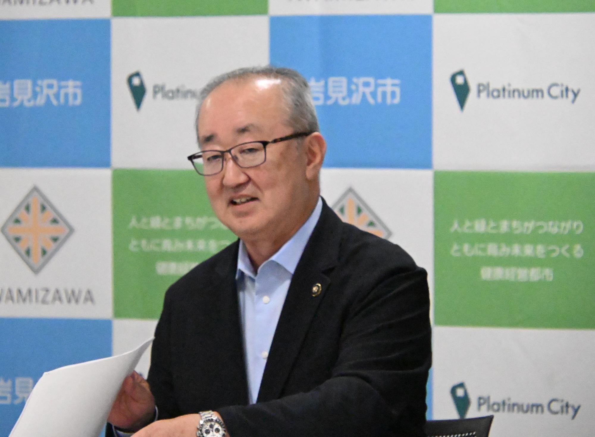 記者からの質問に答える松野市長の写真
