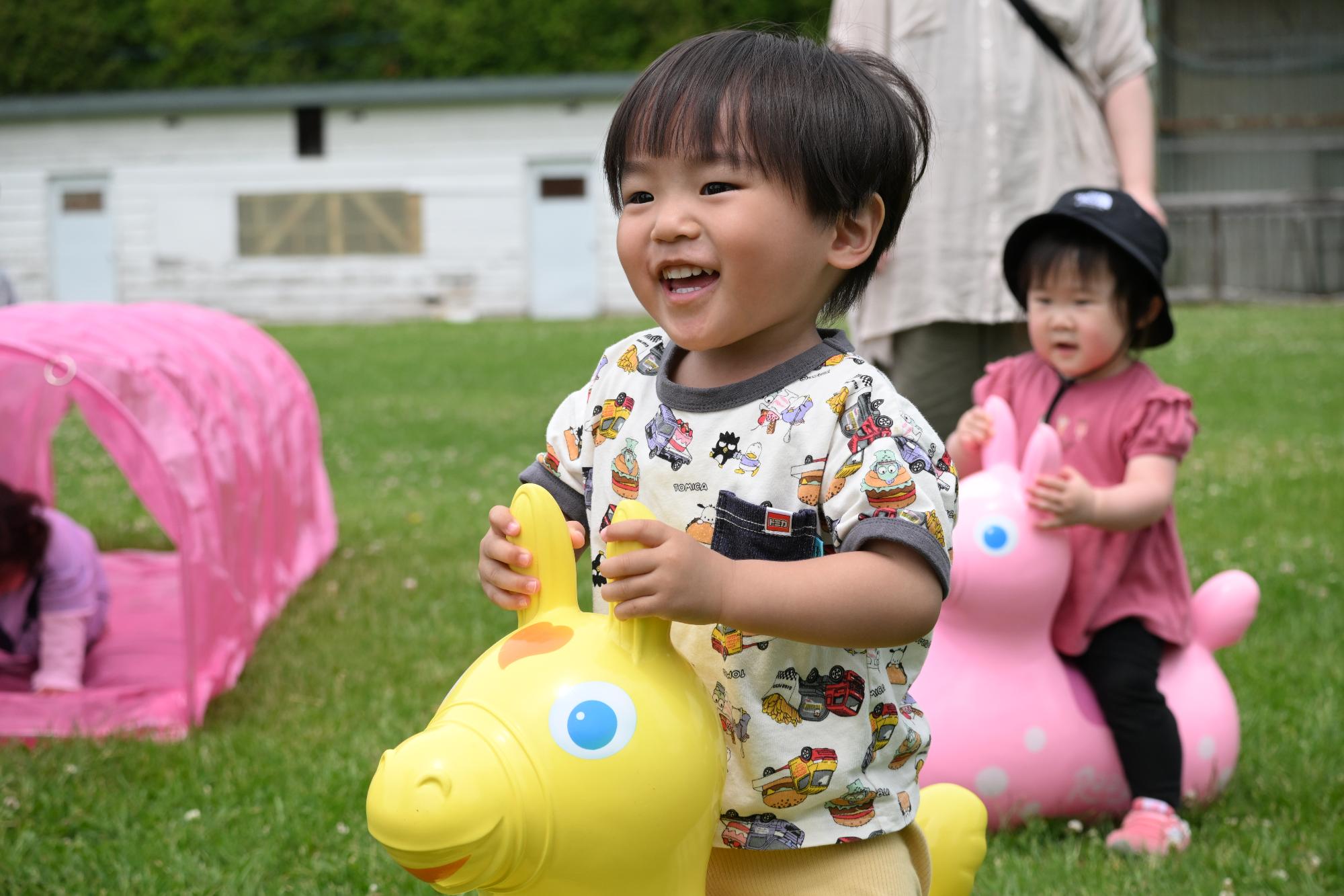 黄色いロディに乗っている笑顔の男の子