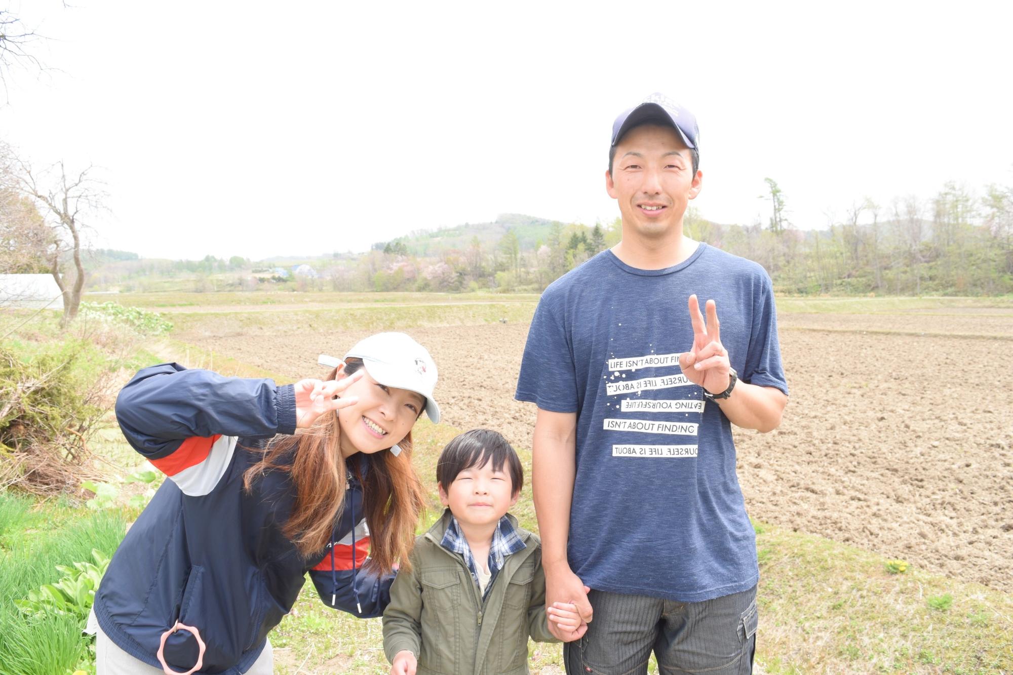 畑の前で撮影した坂上健太さんご家族の写真