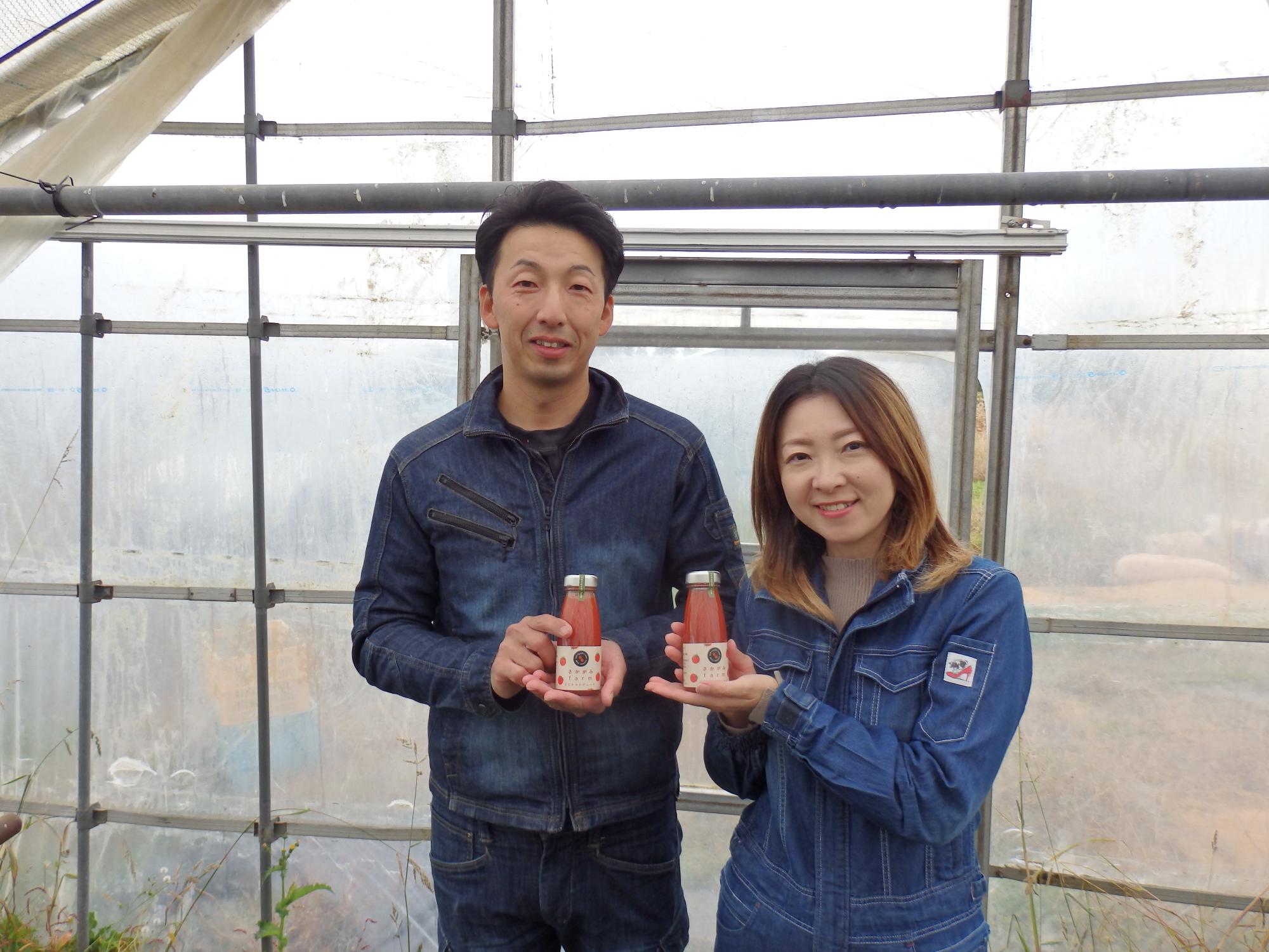 さかがみfarm（栗沢町上幌3137）の坂上さん夫妻の写真