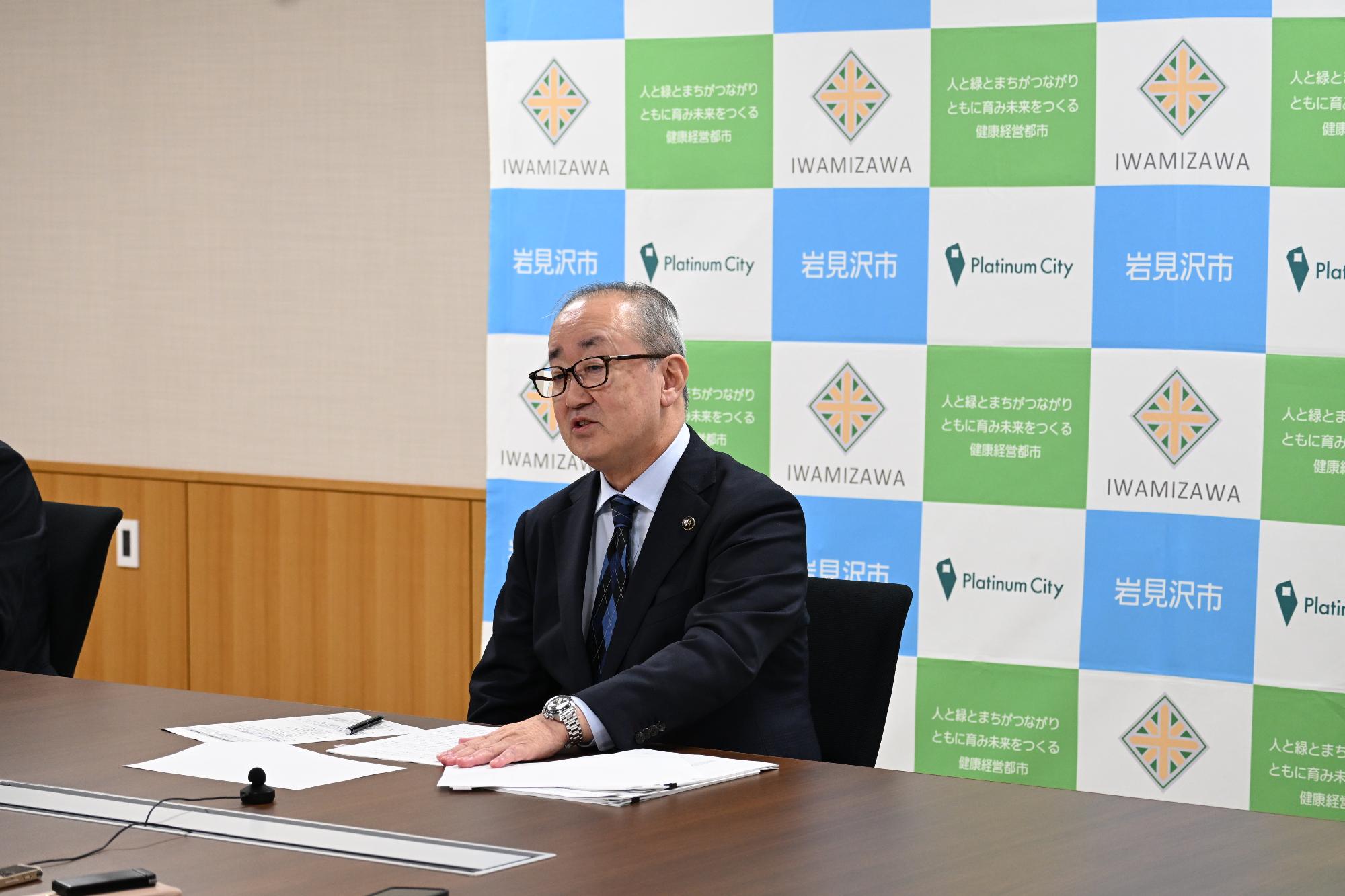 補正予算の物価高騰対策について説明する松野市長の画像