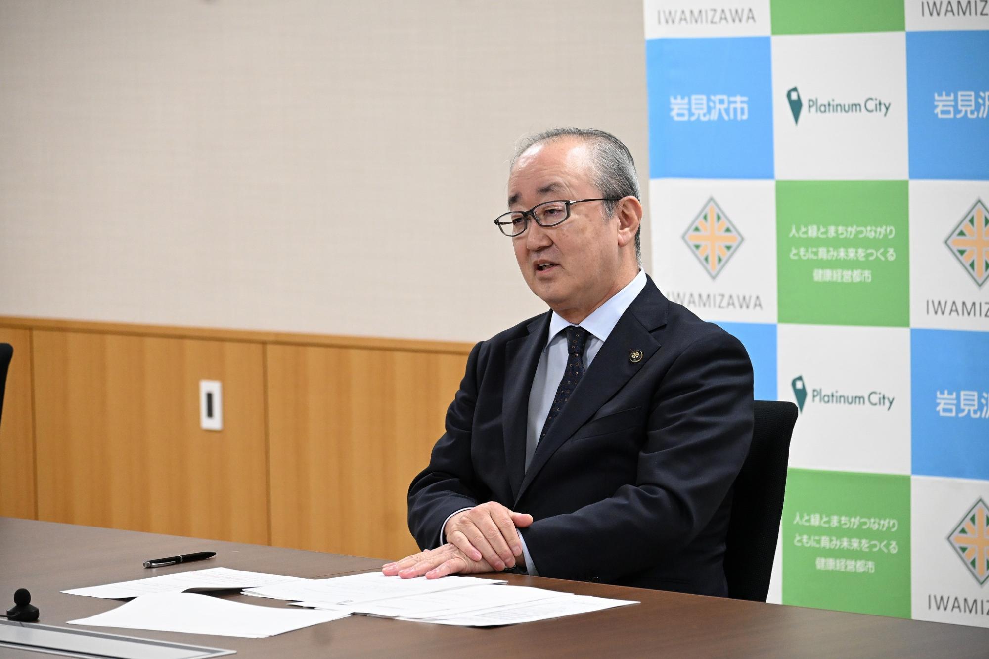 物価高騰対策に関する補正予算の概要について説明する松野市長の写真