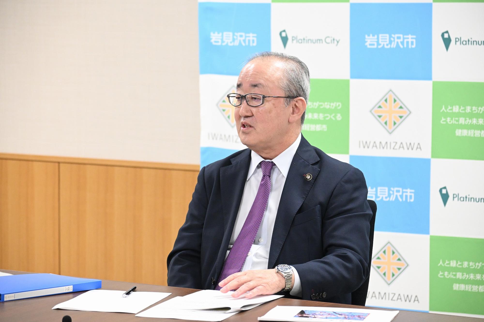 令和8年度の予算案について説明する松野市長の画像