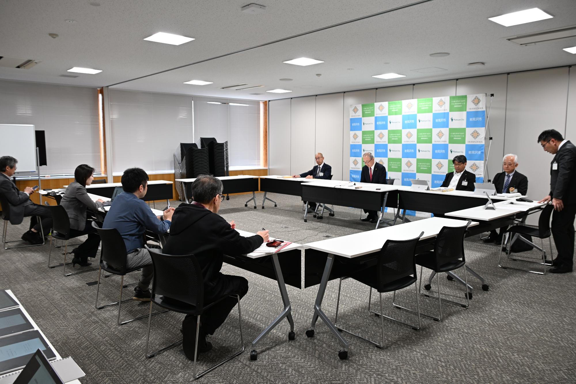 記者懇談会会場全体の様子の画像