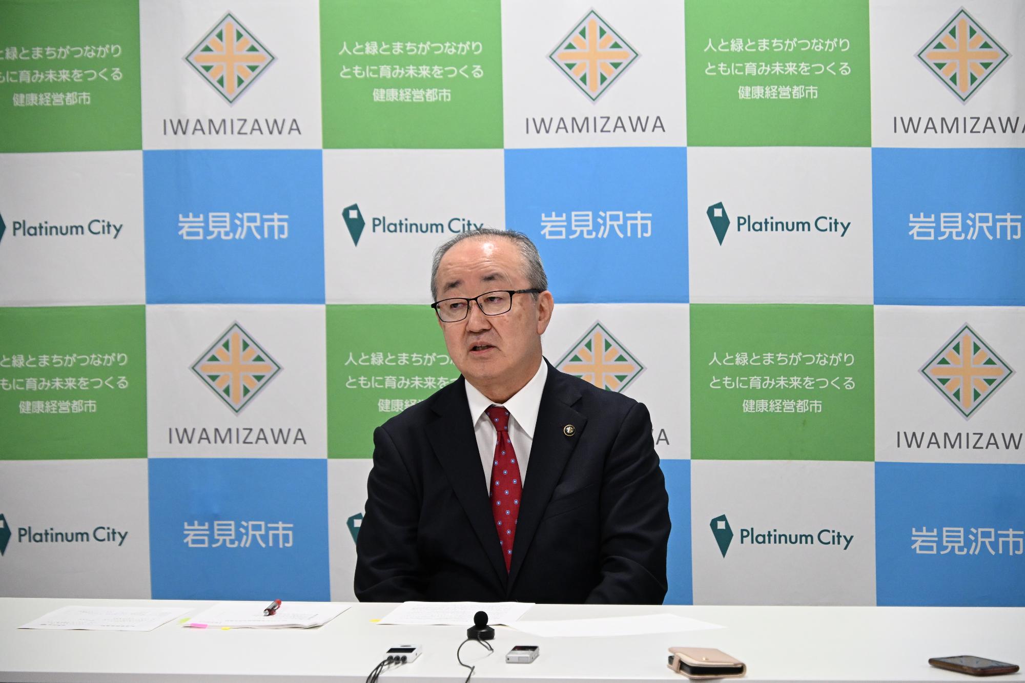 記者からの質問に答える松野市長の画像