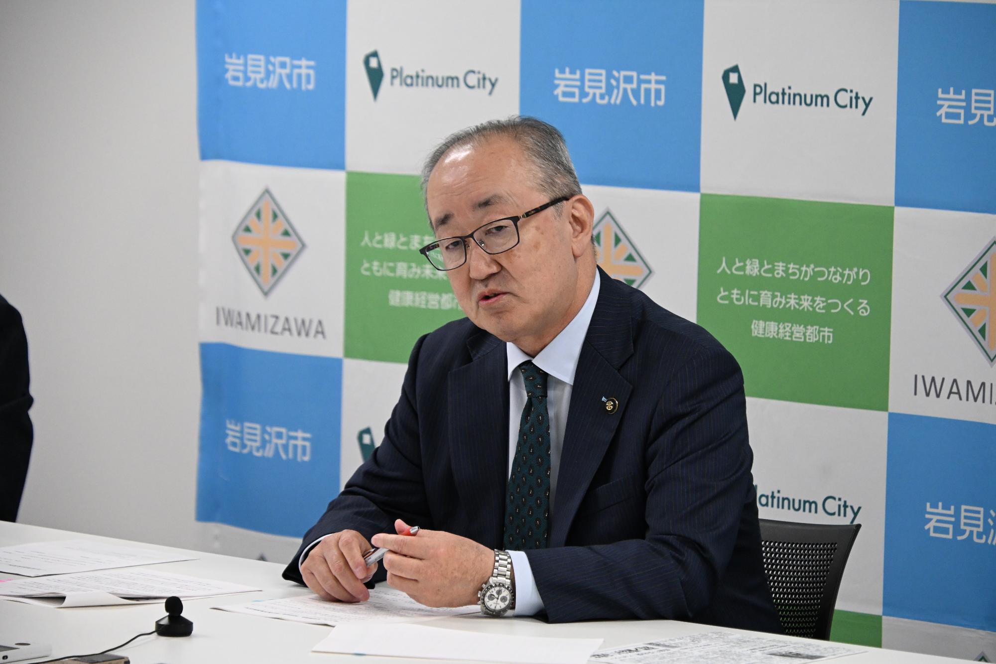 記者からの質問に答える松野市長の写真