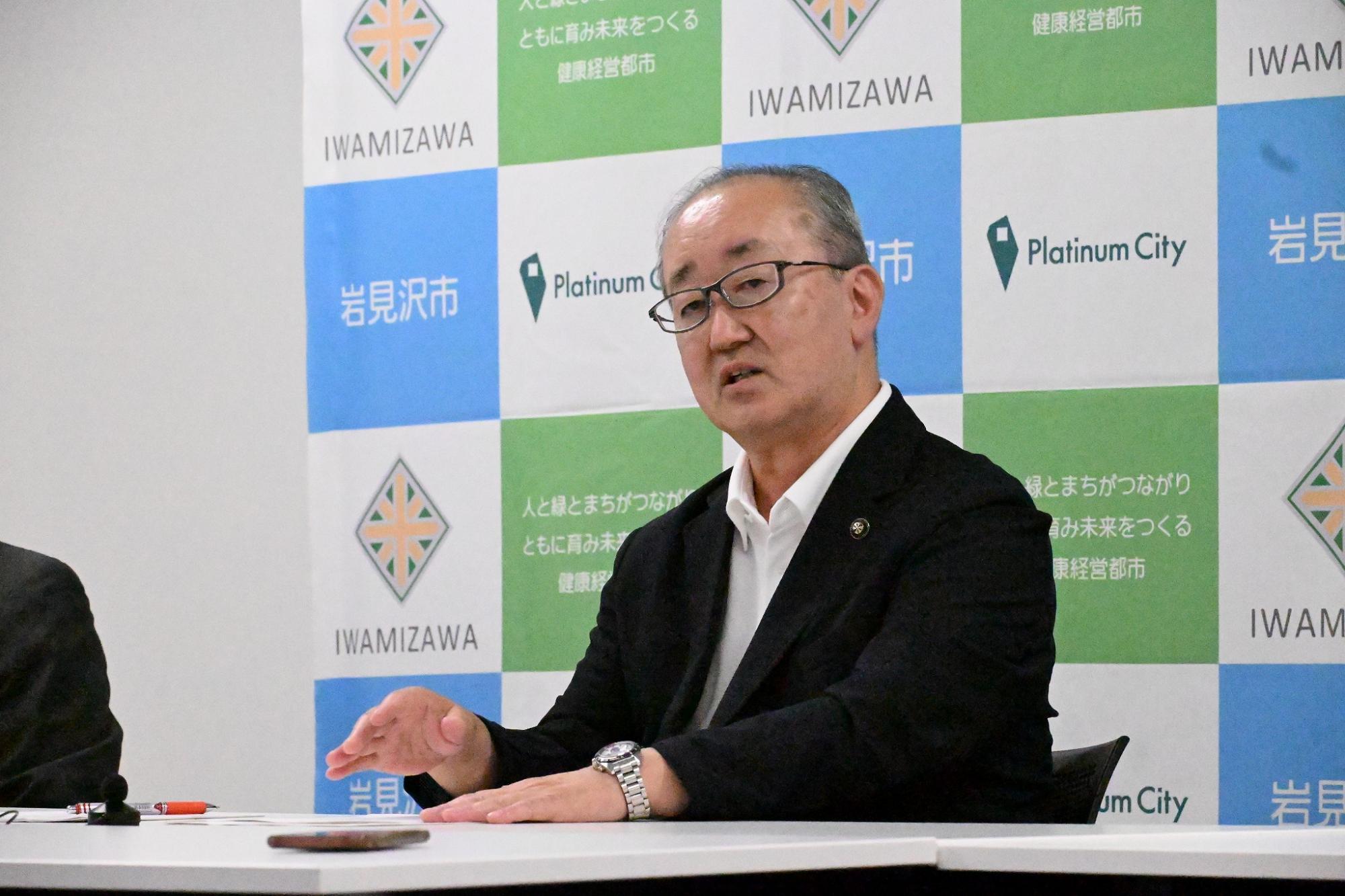 記者からの質問に答える松野市長の写真