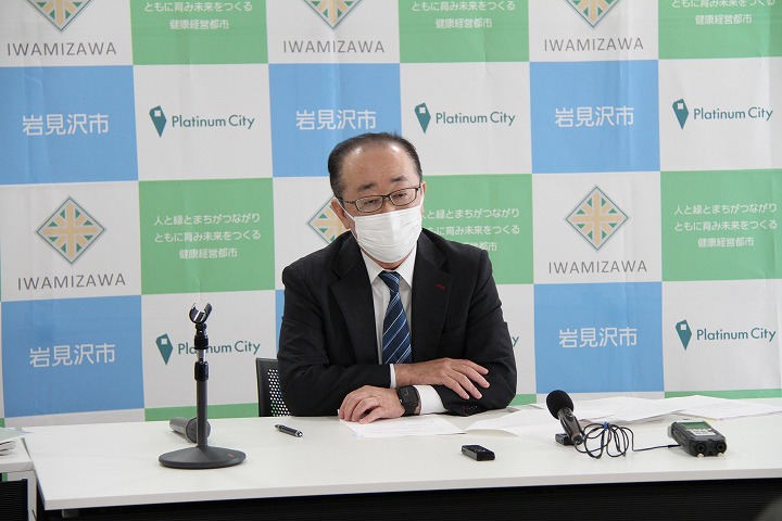 令和4年度第1回記者懇談会で令和4年度の工事発注計画について説明する松野市長の写真