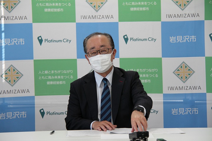 春の農作業の進捗状況について説明する松野市長の画像