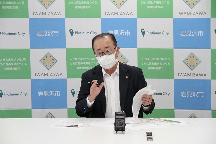 原油価格・物価高騰対策について記者からの質問に答える松野市長の画像