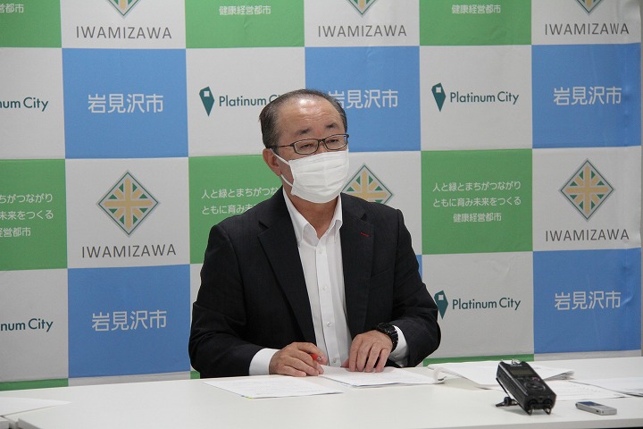 記者懇談会の案件について説明する松野市長の画像