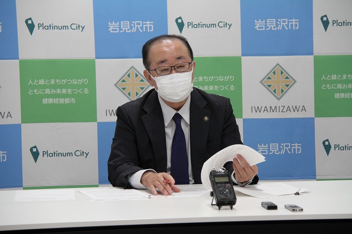 令和5年度予算編成方針に関する記者からの質問に答える松野市長の画像