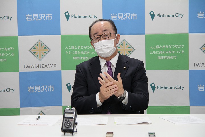 岩見沢市パートナーシップ宣誓制度に関する記者の質問に答える松野市長の画像