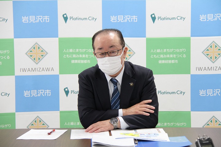 令和5年度予算案について説明する松野市長の画像