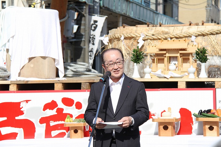 百餅まつりの櫓の前であいさつする松野市長の写真