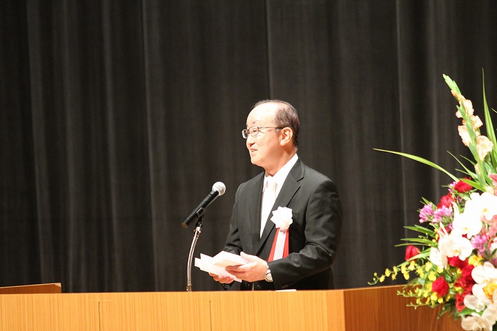 開庁140年・市制施行80周年記念式典で式辞を読む松野市長の写真