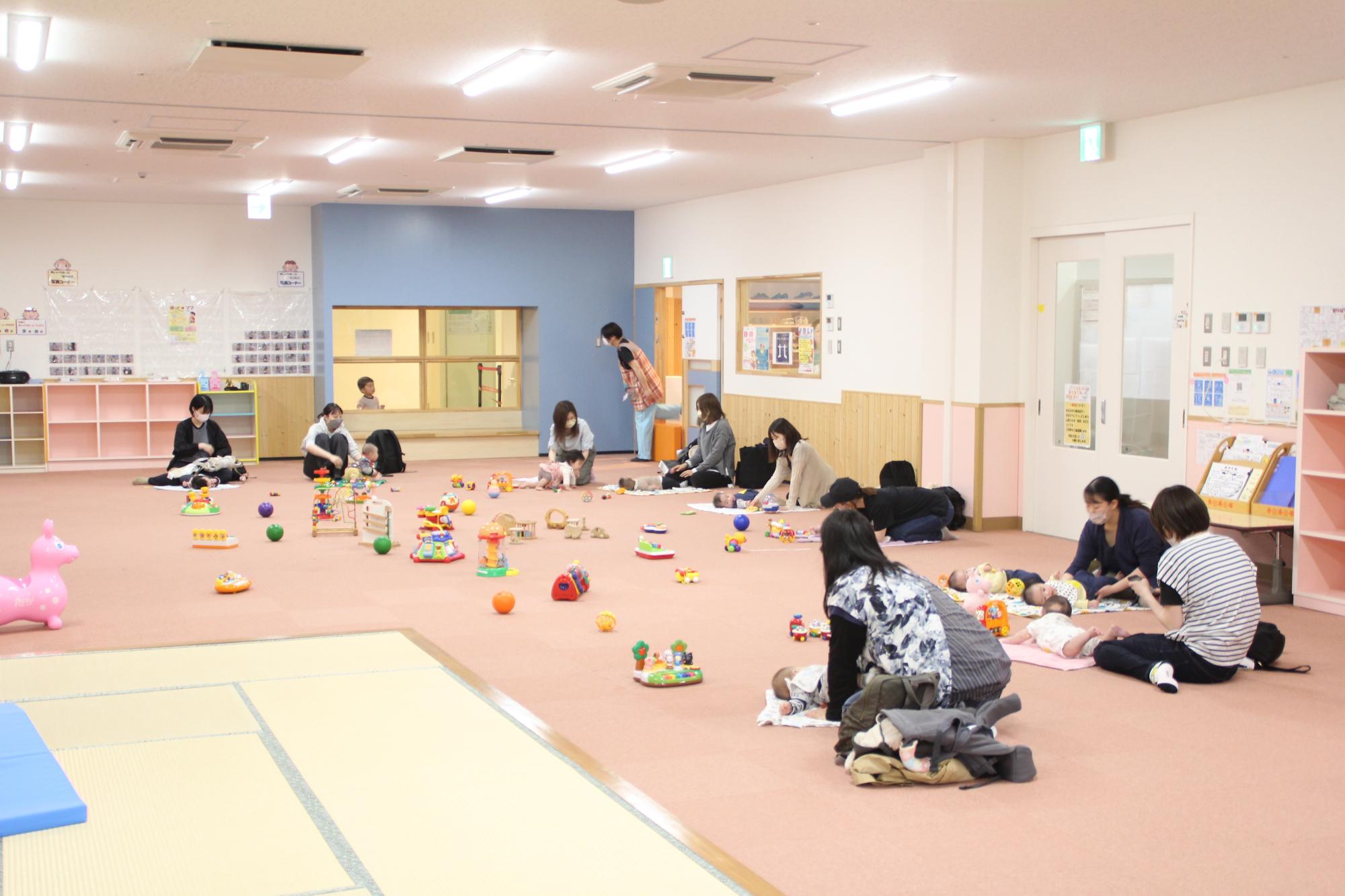 赤ちゃんとお母さんが自由に遊んでいる様子