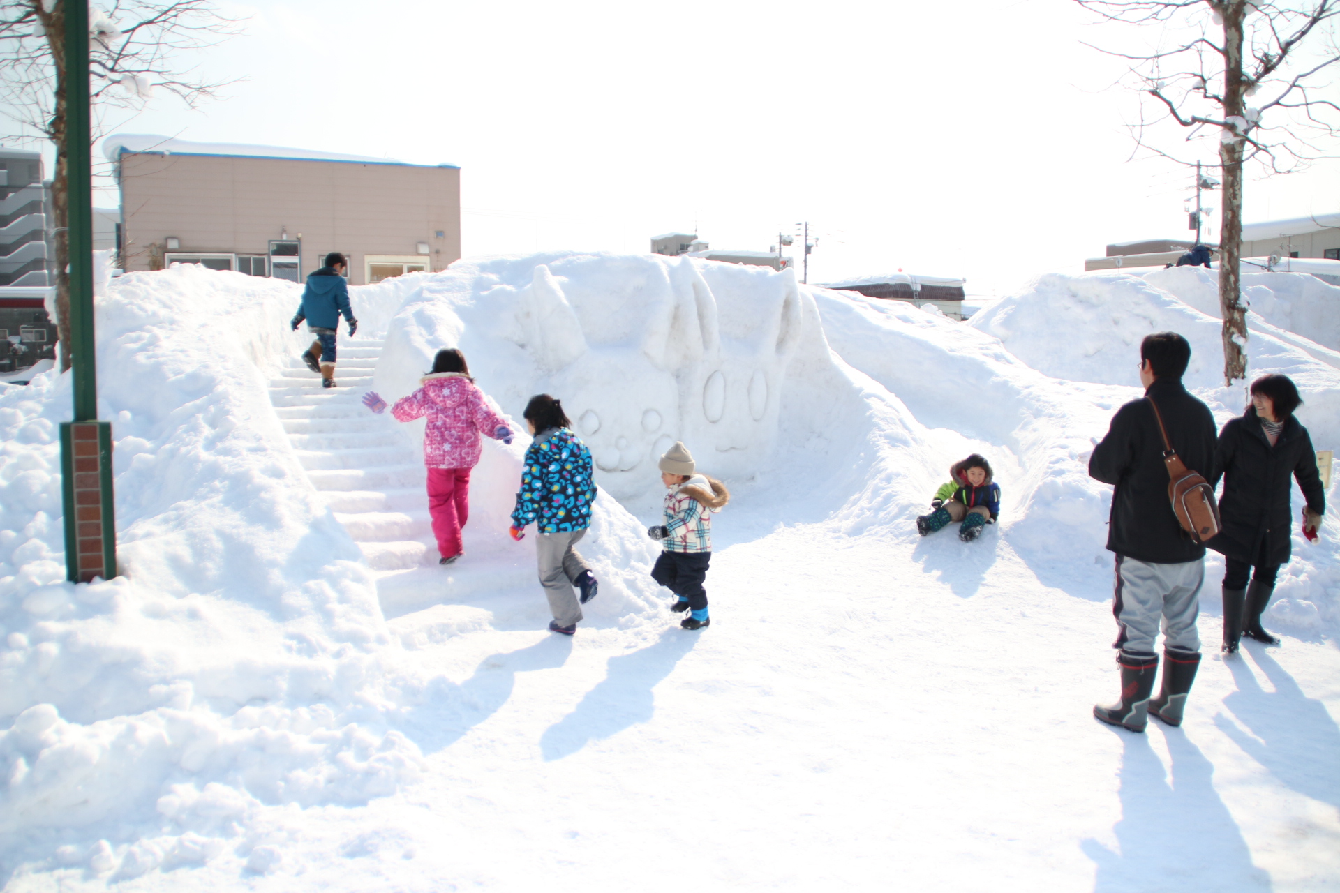 雪でできた滑り台で遊ぶ子供たちが写ったIWAMIZAWAドカ雪まつりの写真