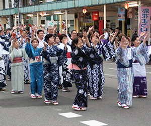 彩花まつりの観光踊りパレードの写真