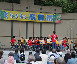 栗沢農業祭で吹奏楽の演奏をしている写真