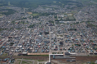 駅舎上空から岩見沢市南側を撮った航空写真