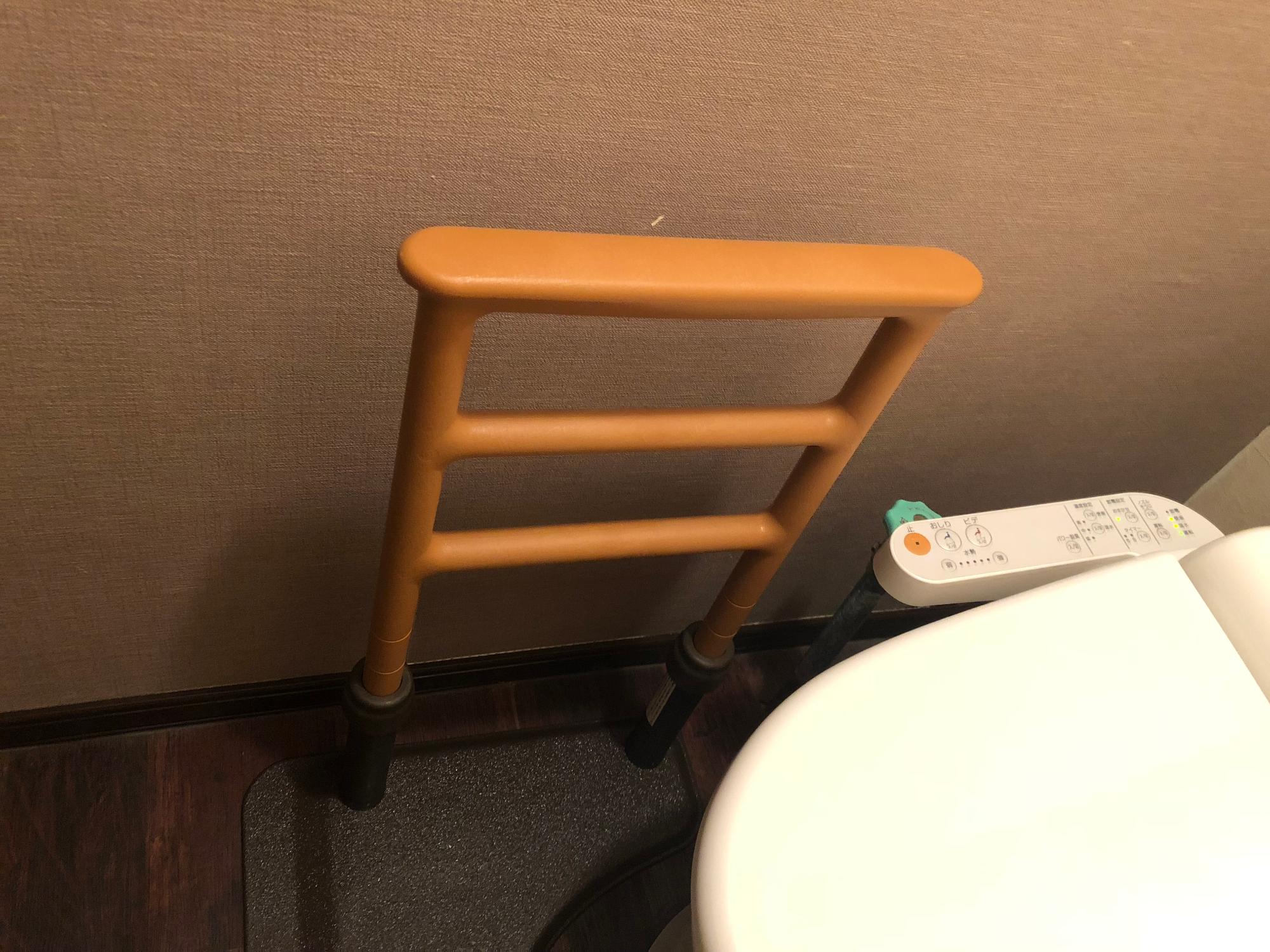店内トイレ横に設置された転倒防止用の手すりの写真