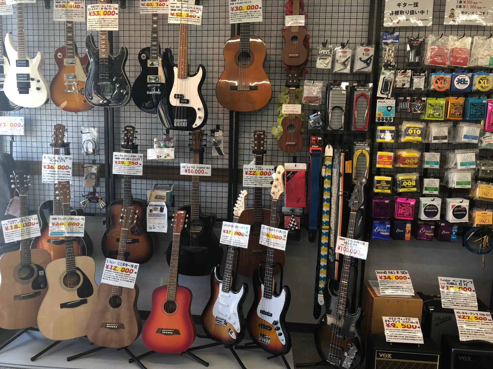 様々な種類のギターが並べられている写真