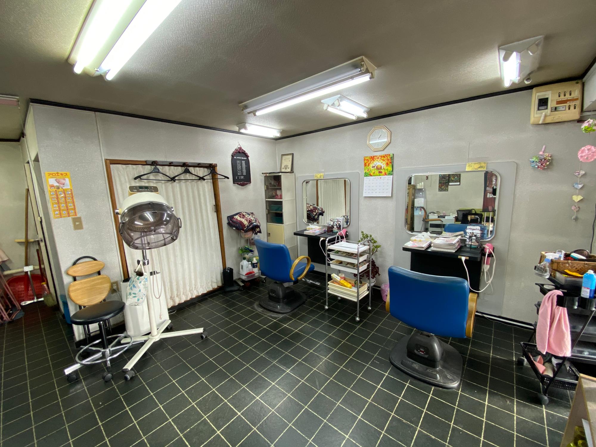 散髪用の椅子や姿見が並ぶサロン・ド・あい店舗内観の写真