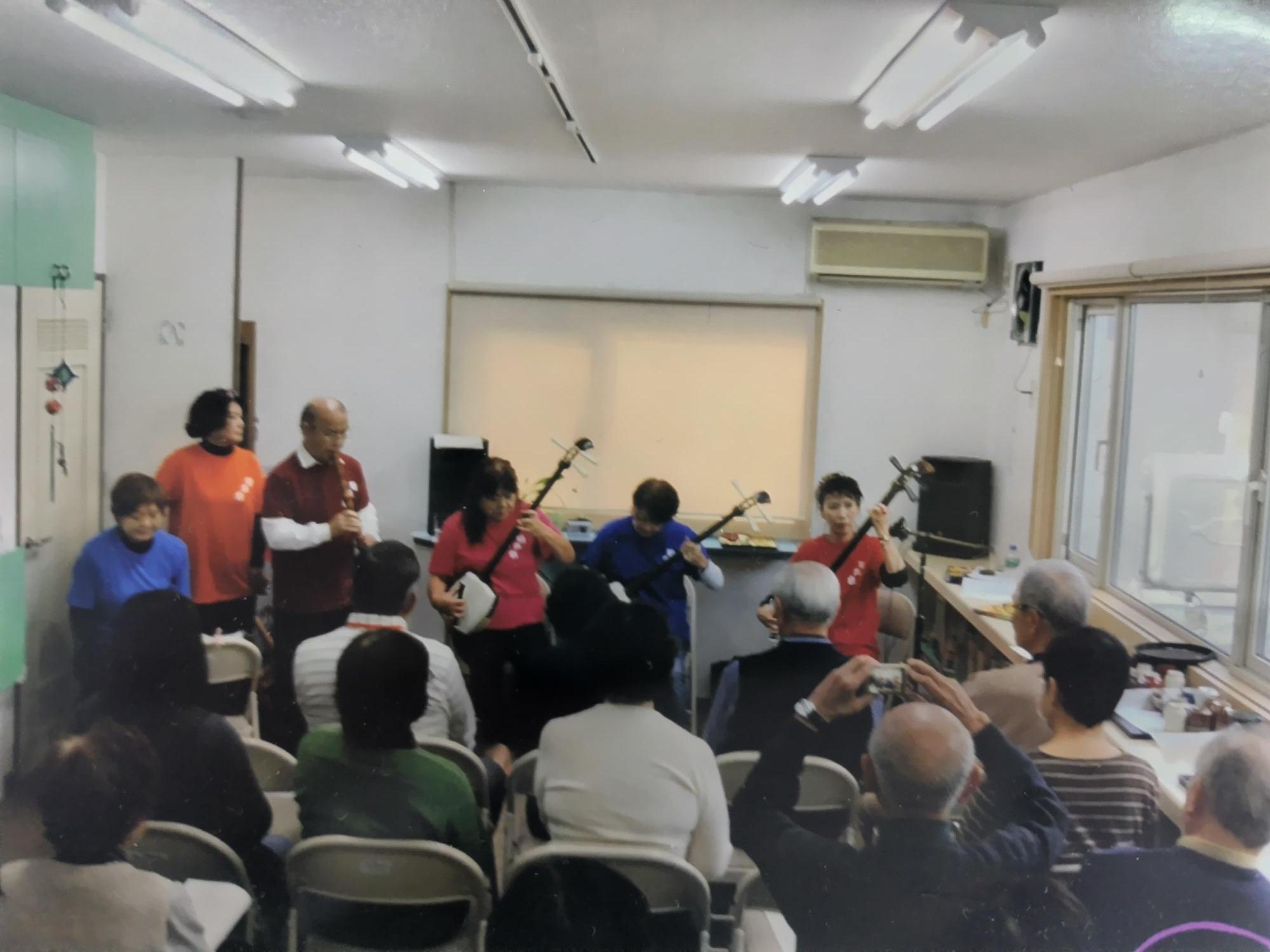 高齢者施設を慰問し演奏する芸能奉仕団