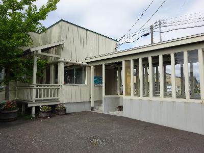 白い壁の幌向ファミリー歯科外観の写真