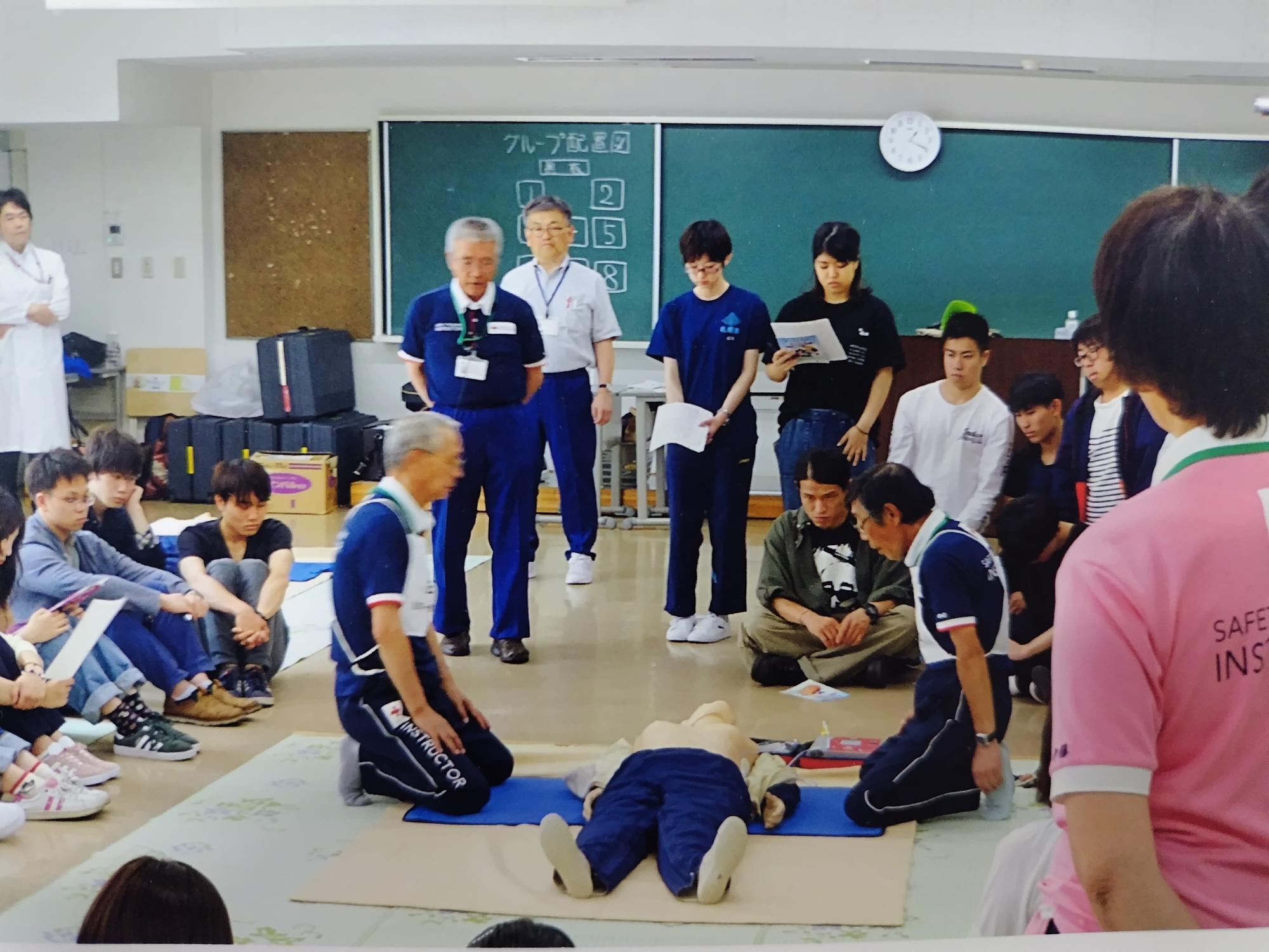 大学で救急講習を行う救急法奉仕団